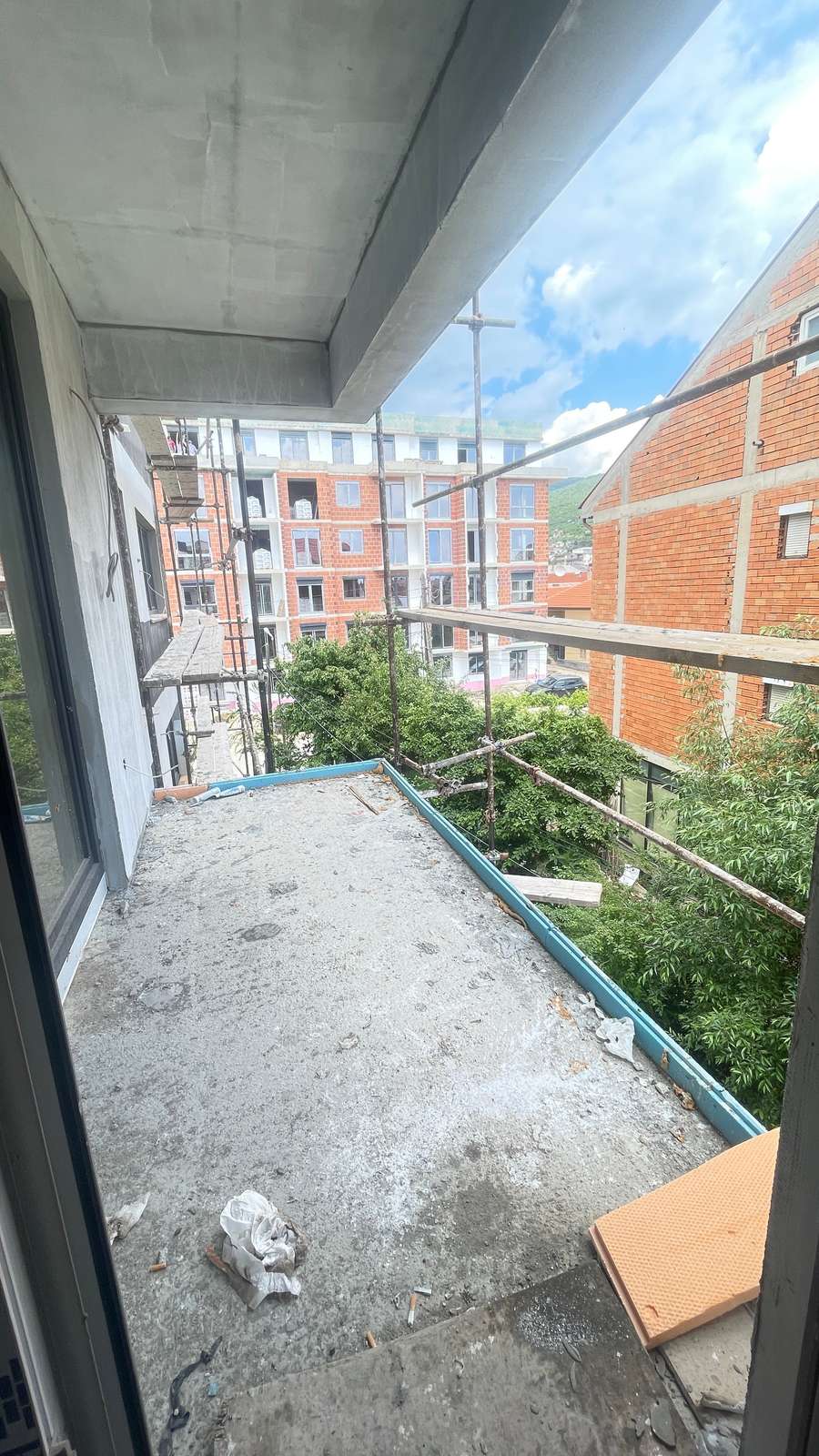 Трособен стан со rooftop - 1